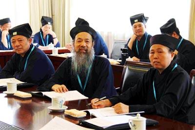 道士衣服颜色等级，道士衣服有几个等级（道教道袍颜色的有什么含义吗）