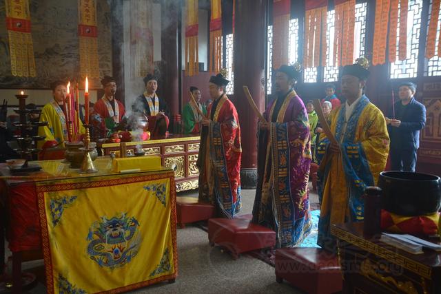 道士衣服颜色等级，道士衣服有几个等级（道教道袍颜色的有什么含义吗）