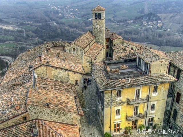 乔治阿玛尼女装，亚曼尼和乔治阿玛尼什么关系