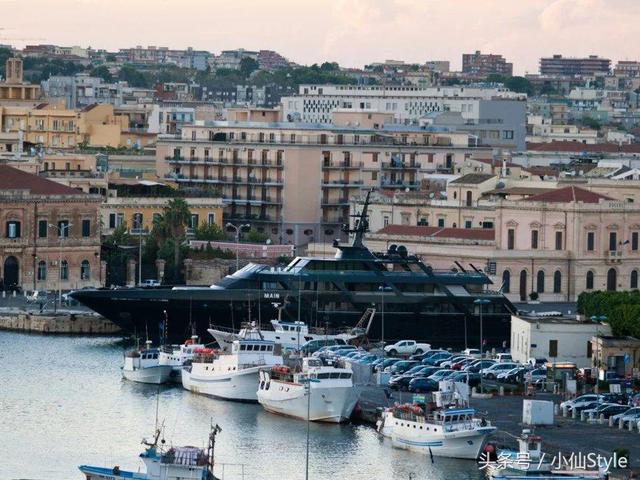 乔治阿玛尼女装，亚曼尼和乔治阿玛尼什么关系