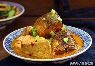 花鲢鱼头炖豆腐，花鲢鱼头豆腐汤的正宗做法（鱼肉鲜嫩豆腐细腻入味）