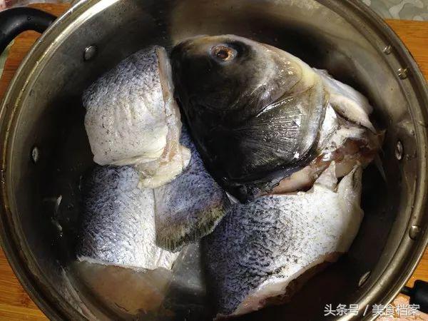 花鲢鱼头炖豆腐，花鲢鱼头豆腐汤的正宗做法（鱼肉鲜嫩豆腐细腻入味）