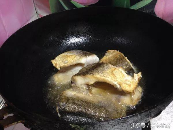 花鲢鱼头炖豆腐，花鲢鱼头豆腐汤的正宗做法（鱼肉鲜嫩豆腐细腻入味）
