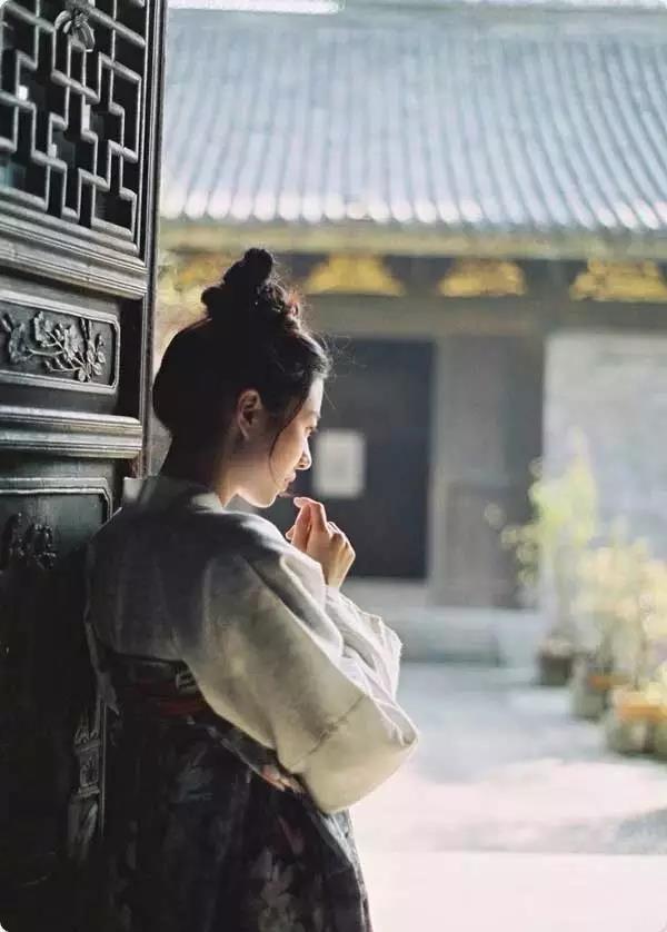 蓦然回首此去经年，人生感慨年华易逝的诗词