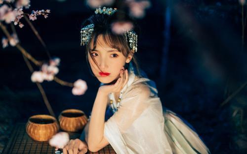 蓦然回首此去经年，人生感慨年华易逝的诗词