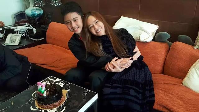 台湾艺人艾莉丝，蔡康永王嘉尔最新消息