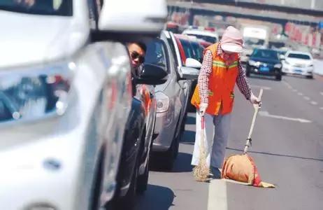 给环卫工人的一封信，给环卫工人的一封信800字（潍坊小学生给环卫工人的一封信）