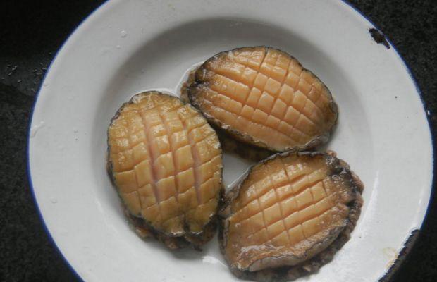  鲍鱼怎么蒸好吃，清蒸鲍鱼怎么做才好吃（超简单又好味的蒜蓉蒸鲍鱼）
