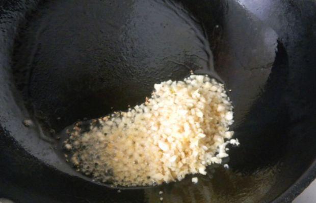  鲍鱼怎么蒸好吃，清蒸鲍鱼怎么做才好吃（超简单又好味的蒜蓉蒸鲍鱼）