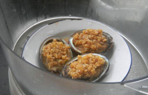  鲍鱼怎么蒸好吃，清蒸鲍鱼怎么做才好吃（超简单又好味的蒜蓉蒸鲍鱼）