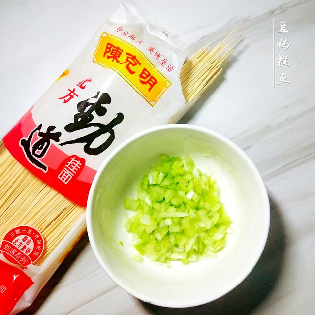 如何做既简单又好吃的葱花面，3分钟做好的这碗葱花面