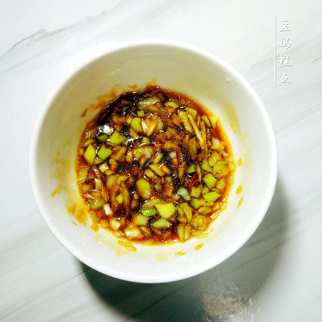 如何做既简单又好吃的葱花面，3分钟做好的这碗葱花面