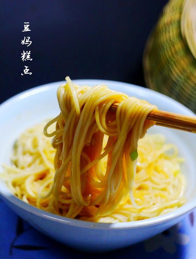 如何做既简单又好吃的葱花面，3分钟做好的这碗葱花面