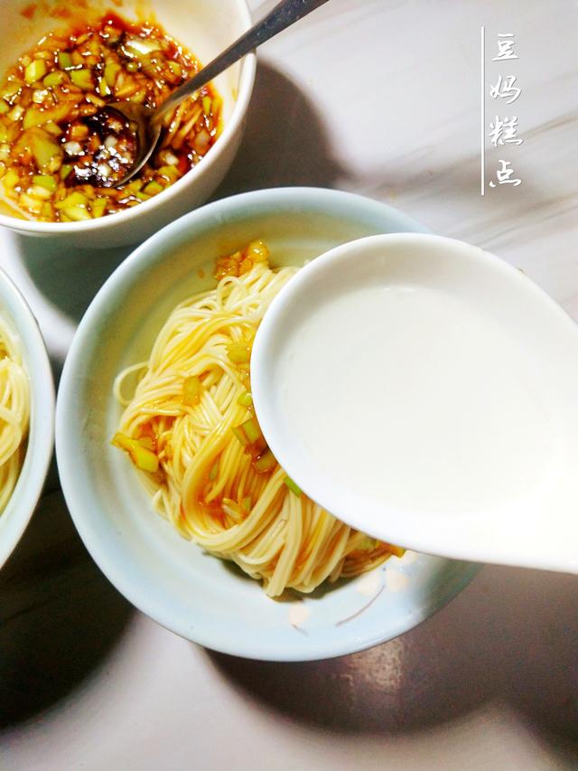 如何做既简单又好吃的葱花面，3分钟做好的这碗葱花面