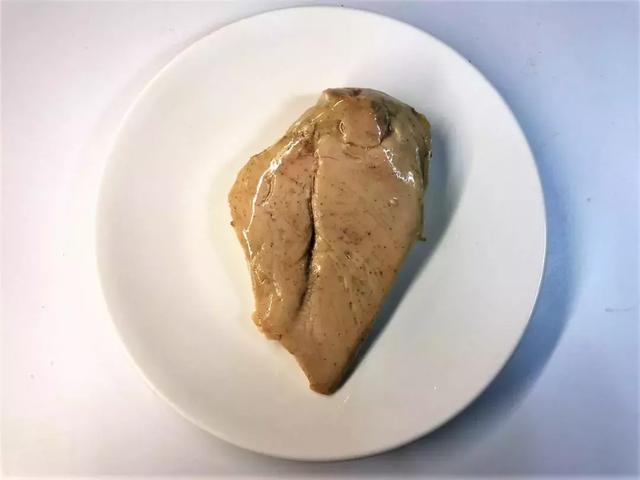 健身吃的水煮鸡胸肉要怎么做，健身人士最爱的即食鸡胸肉