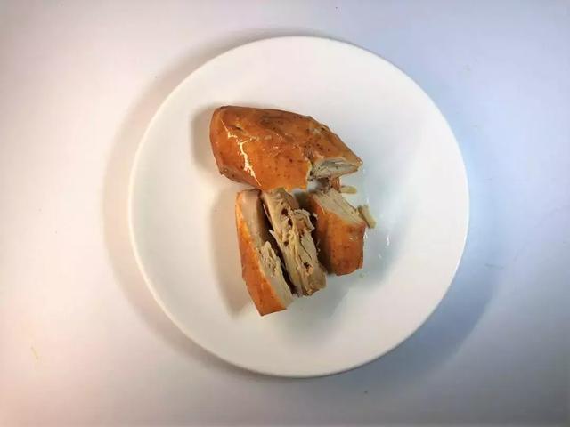 健身吃的水煮鸡胸肉要怎么做，健身人士最爱的即食鸡胸肉