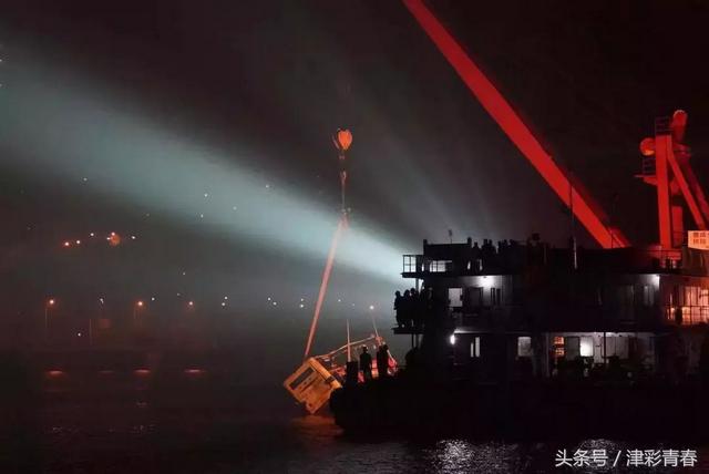 公交车坠江事件，坠江公交将打捞出水后续