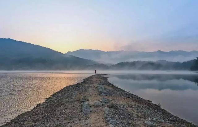 皖南黄山徽派古村落，都说黄山秋色美