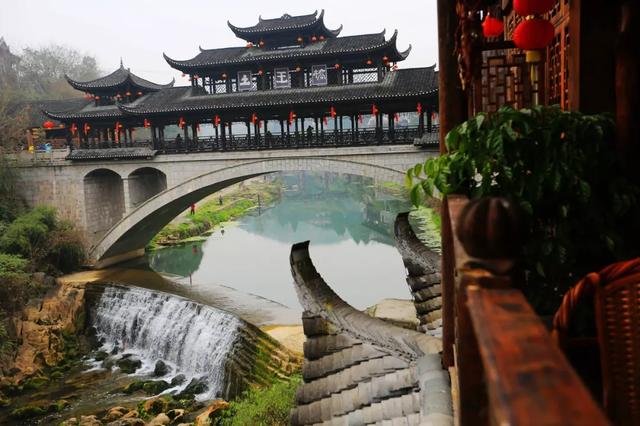 芙蓉古镇网红景区，邂逅吊脚楼，来碗米豆腐