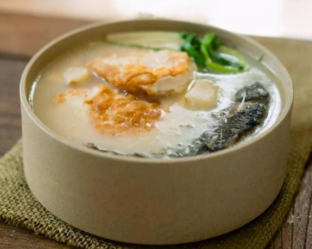 鱼汤怎么炖才最正确，炖鱼汤牢记2加2不加