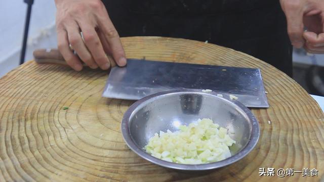 只用鸡蛋和白凉粉做美食，一块凉粉两个鸡蛋