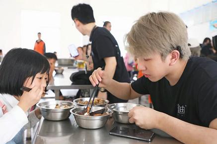 他被评lt变形计，变形计中的超级富豪