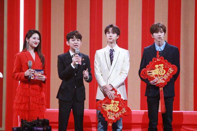 湖南卫视春晚魔术，王一博湖南春晚变魔术（湖南卫视春晚：小品炒剩饭）