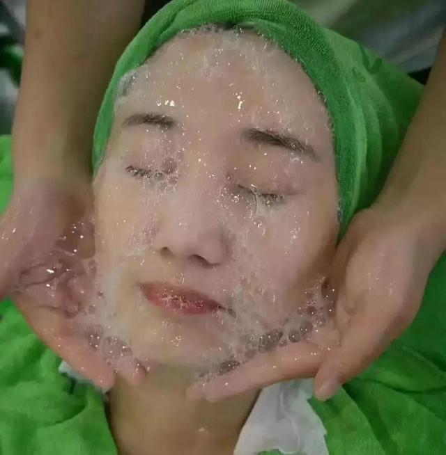 最近很火的芦荟灌肤，好皮肤不是“灌”出来的