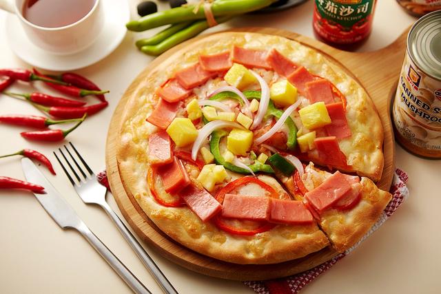 披萨冷了怎么加热，披萨凉了怎么加热好吃（<41>披萨凉掉了如何加热最好）