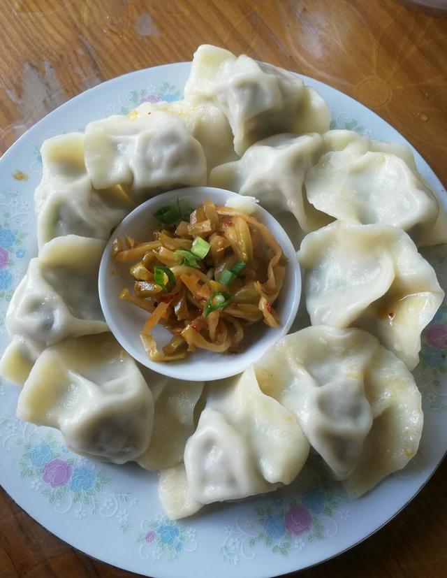 芹菜素馅饺子的做法，一斤芹菜素馅饺子的做法大全（头伏的饺子用这2种菜调馅,比韭菜鲜、比白菜嫩,鲜香不腻全家爱吃）