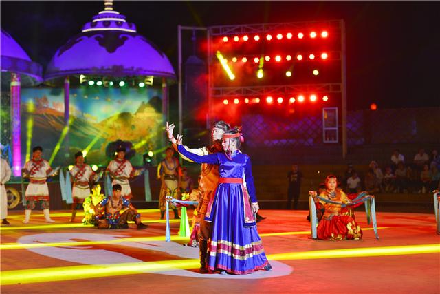 腾格里沙漠旅游攻略，腾格里沙漠腹地的草原奇观