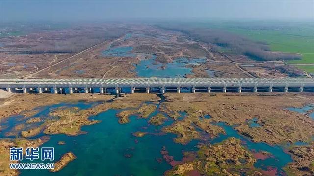葛洲坝和三峡大坝，长江的水利枢纽三峡葛洲坝（湖北宜昌：乘船过葛洲坝）