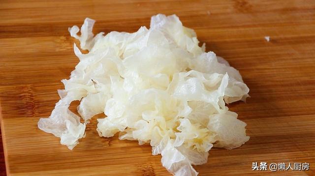 银耳梨子汤正宗做法，秋冬季喝什么汤好