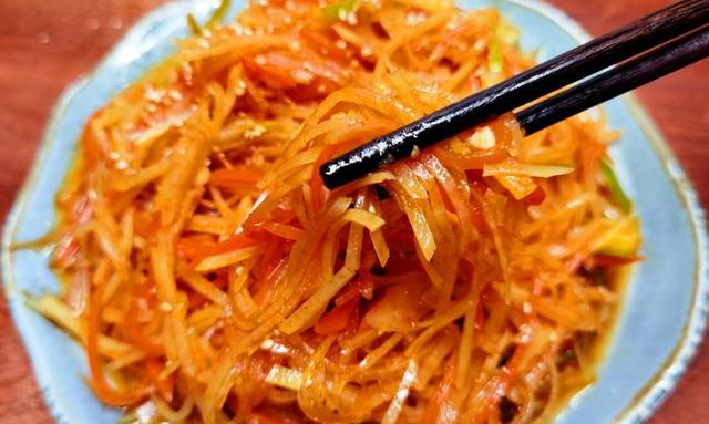 炒土豆丝要焯水吗，土豆丝家常做法要焯水吗