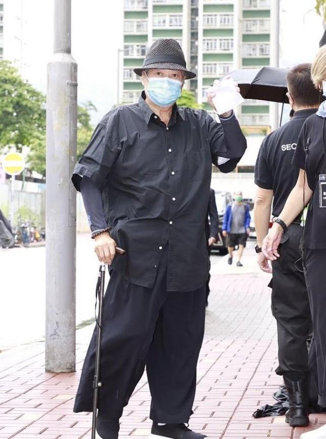 洪金宝现状照，合照稳居C位气场足