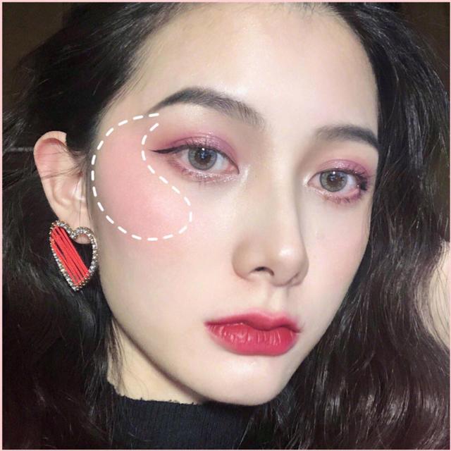 腮红的正确打法，怎么擦腮红打腮红的基础三个步骤（学会腮红打法，妆后颜值翻倍）