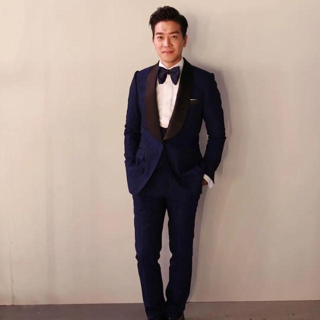 54岁tvb小生近况，54岁TVB肌肉男神晒父子合照