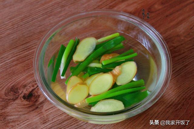 手工鱼丸怎么做，跟大厨学做手打鱼丸（手工鱼丸的做法最正宗的做法）