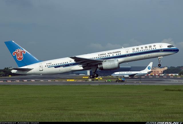 国内飞机坠毁事件，回顾南航392航班4.25昆明巫家坝机场重着陆事故（235号航班坠毁画面）