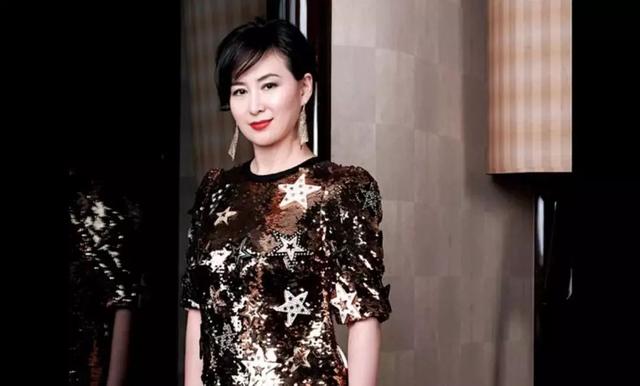 賭王之女何超瓊身份顯赫依舊無法逃脫家族魔咒，攜10億嫁許晉亨 娛樂八卦吃瓜 第5张