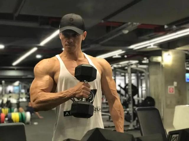 被稱為台灣健體第一人，曾被小S當眾摸胸，50歲身材超過小鮮肉 健身減肥達人 第5张