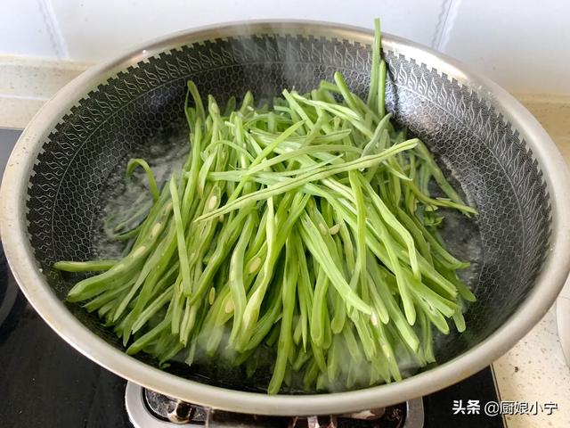焯过水的豆角怎么做好吃，豆角焯水之后怎么炒好吃（豆角最好吃的做法）
