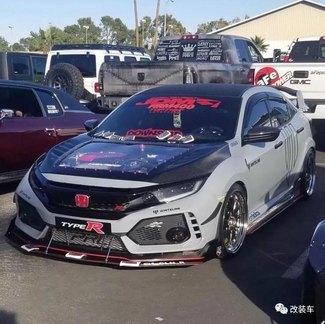 一身竞技范的水泥灰本田FK8 Type-R，更裸露着红色心脏供大家欣赏