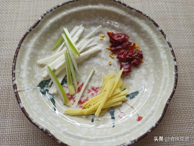 凉拌莲藕怎样又白又脆，凉拌藕片怎么做才会又脆又白（藕洁白脆嫩不发黑）