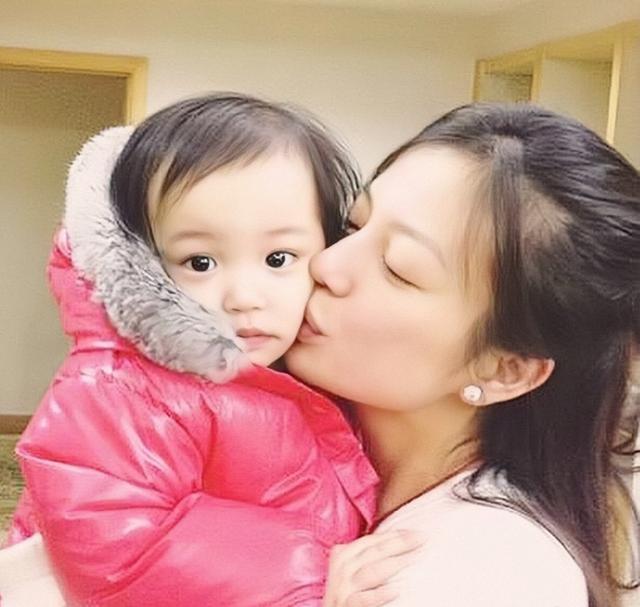 赵薇女儿最新照片，赵薇11岁女儿清澈大眼（小四月被赞继承妈妈美貌）