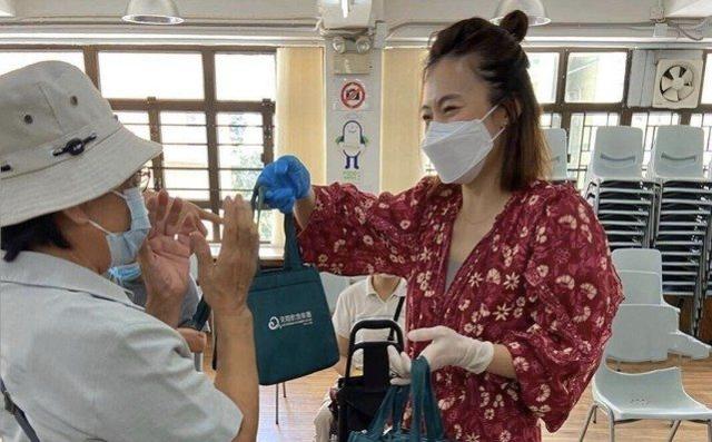 甘比成香港女首富後不忘初心，端午節為孤寡老人獻愛心，人美心善 娛樂八卦吃瓜 第3张