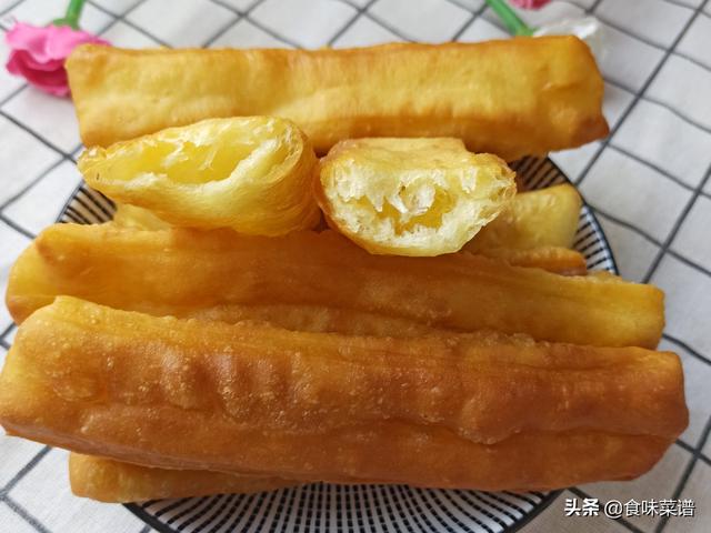 家中最简单炸油条方法，怎样炸油条又脆又酥又好吃简单
