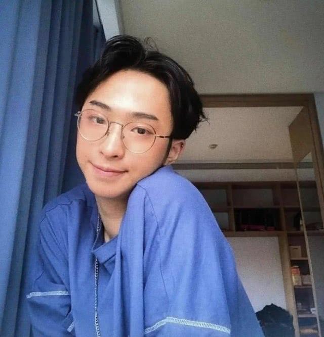 伊能靜18歲兒子社交帳號曝光！曬女裝照身材姣好，繼承媽媽高顏值 娛樂八卦吃瓜 第3张