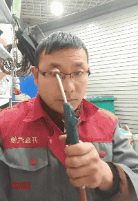 「小姐姐穿的靴子這麼嚴實，捂一天什麼味道？」哈哈哈 搞笑整蠱 第30张