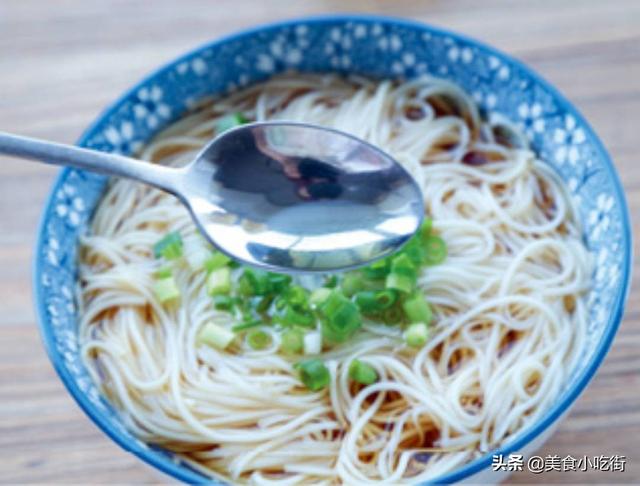葱油面的家常做法，教你做出吃了心满意足的葱油面（怎么样做葱油面好吃）
